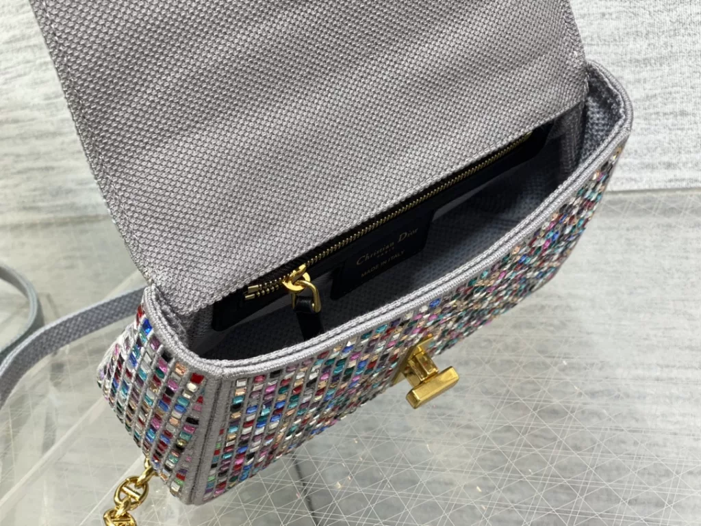 The latest Caro bag gray embroidered colored diamond in the brick cabinet, crafted with heavy craftsmanship, is elegant and elegant, with an excellent hand feel 🐮， Exquisite and unique chain, with a variety of ways to recite, considerable capacity, cool and cute, come and get your style of caro 👏🏻 Size: 20 * 12 * 7cm