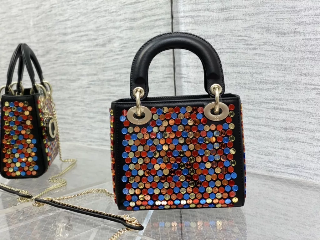 Lady's latest limited edition embroidered black colored bead handmade pearl princess bag, a must-have three compartment small bag for everyone 😍。 Charming, elegant, and full of grandeur 💃🏻， The crossbody handle is also full of feminine charm and classic fashion style. Don't miss the beautiful bag that comes with ins and many fashionable icons ❤️ Size: 17cm