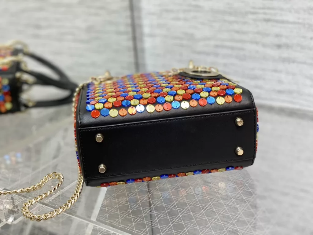 Lady's latest limited edition embroidered black colored bead handmade pearl princess bag, a must-have three compartment small bag for everyone 😍。 Charming, elegant, and full of grandeur 💃🏻， The crossbody handle is also full of feminine charm and classic fashion style. Don't miss the beautiful bag that comes with ins and many fashionable icons ❤️ Size: 17cm