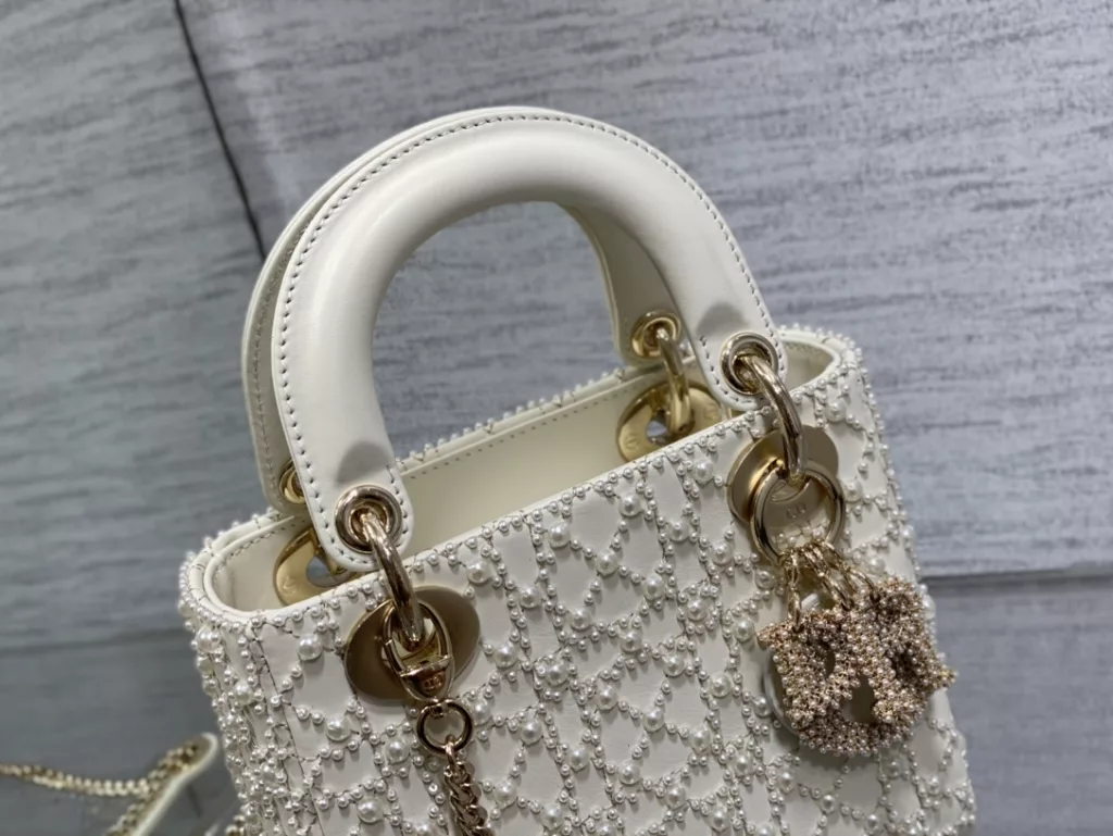 Lady's latest limited edition embroidered checkered handmade bead Princess Dai bag, a must-have three compartment small bag for everyone 😍。 Charming, elegant, and full of grandeur 💃🏻， The crossbody handle is also full of feminine charm and classic fashion style. Don't miss the beautiful bag that comes with ins and many fashionable icons ❤️ Size: 17cm