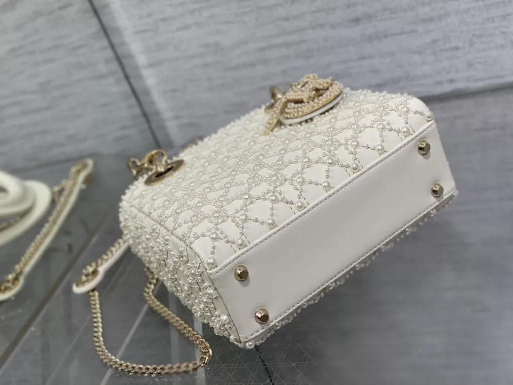 Lady's latest limited edition embroidered checkered handmade bead Princess Dai bag, a must-have three compartment small bag for everyone 😍。 Charming, elegant, and full of grandeur 💃🏻， The crossbody handle is also full of feminine charm and classic fashion style. Don't miss the beautiful bag that comes with ins and many fashionable icons ❤️ Size: 17cm