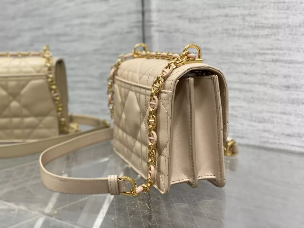 𝐃𝐢𝐨𝐫𝐌𝐢𝐬𝐬𝐂𝐚𝐫𝐨 Chain handbag open hang!! Hot all over the network 🤤 Not surprisingly, summer's favorite little bag 👍 It's still a classic rattan pattern logo, it's really eye-catching, with alternating metal links and enamel buckle links in the same color as leather shoulder straps ✔️ A completely divine existence, cute and salty, with a stunning appearance! The capacity of the inner compartment is sufficient for daily use, and can be used for cross body, one shoulder, or under the armpit 🉑 Size: 17.3 × thirteen × 7.5cm