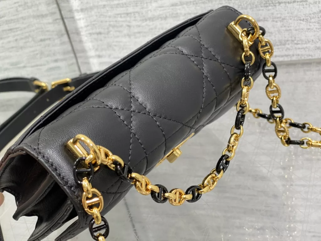 𝐃𝐢𝐨𝐫𝐌𝐢𝐬𝐬𝐂𝐚𝐫𝐨 Chain handbag open hang!! Hot all over the network 🤤 Not surprisingly, summer's favorite little bag 👍 It's still a classic rattan pattern logo, it's really eye-catching, with alternating metal links and enamel buckle links in the same color as leather shoulder straps ✔️ A completely divine existence, cute and salty, with a stunning appearance! The capacity of the inner compartment is sufficient for daily use, and can be used for cross body, one shoulder, or under the armpit 🉑 Size: 17.3 × thirteen × 7.5cm