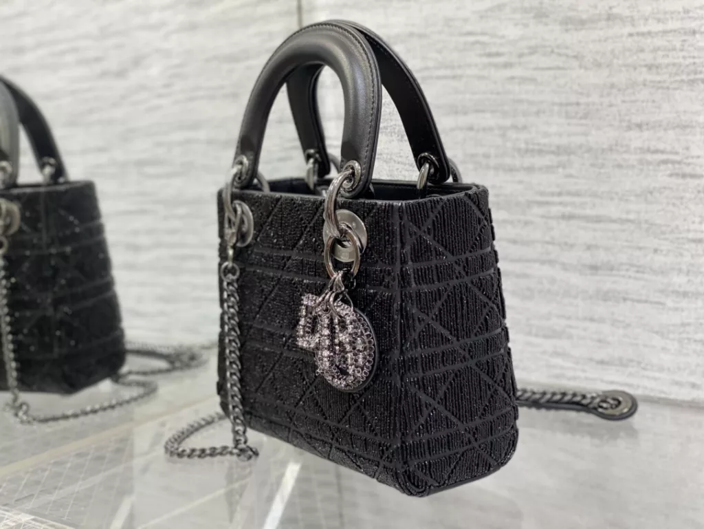 Lady's latest limited edition handmade beaded princess bag, a must-have three compartment small bag for everyone 😍。 Charming, elegant, and full of grandeur 💃🏻， The crossbody handle is also full of feminine charm and classic fashion style. Don't miss the beautiful bag that comes with ins and many fashionable icons ❤️ Size: 17cm