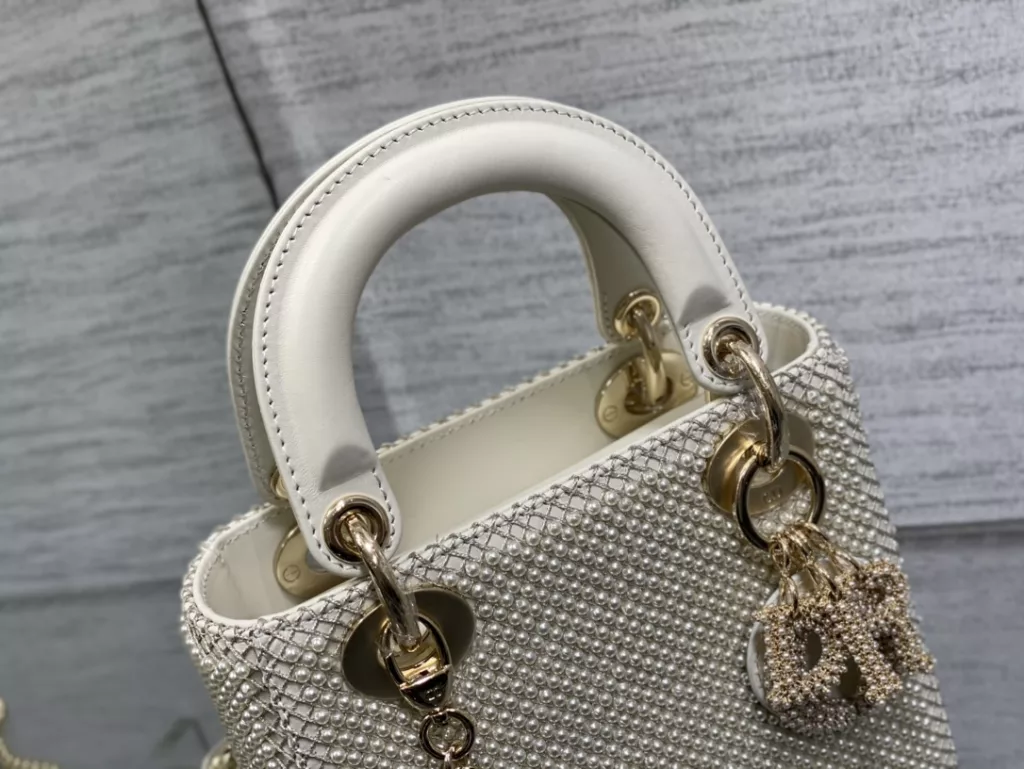 Lady's latest limited edition handmade beaded princess bag, a must-have three compartment small bag for everyone 😍。 Charming, elegant, and full of grandeur 💃🏻， The crossbody handle is also full of feminine charm and classic fashion style. Don't miss the beautiful bag that comes with ins and many fashionable icons ❤️ Size: 17cm