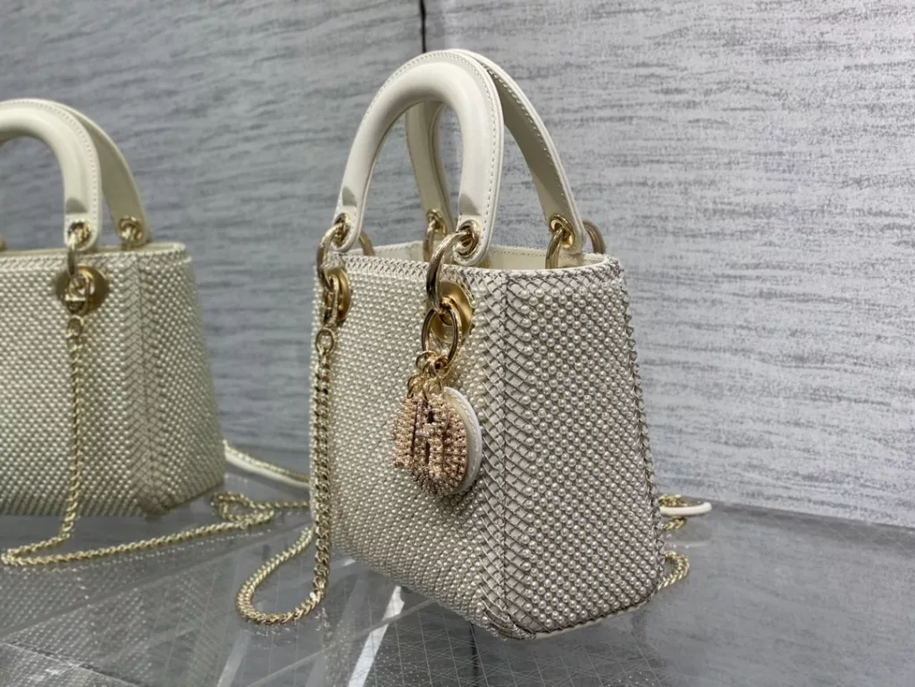 Lady's latest limited edition handmade beaded princess bag, a must-have three compartment small bag for everyone 😍。 Charming, elegant, and full of grandeur 💃🏻， The crossbody handle is also full of feminine charm and classic fashion style. Don't miss the beautiful bag that comes with ins and many fashionable icons ❤️ Size: 17cm