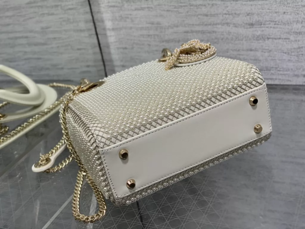 Lady's latest limited edition handmade beaded princess bag, a must-have three compartment small bag for everyone 😍。 Charming, elegant, and full of grandeur 💃🏻， The crossbody handle is also full of feminine charm and classic fashion style. Don't miss the beautiful bag that comes with ins and many fashionable icons ❤️ Size: 17cm