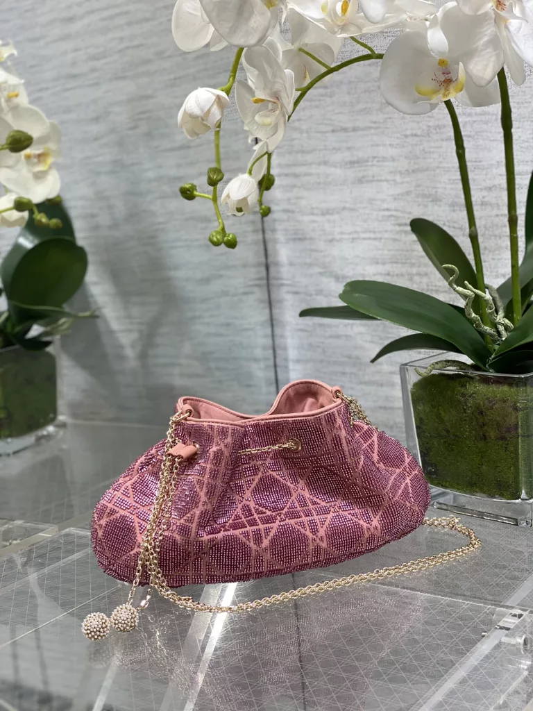 Dream's latest limited edition drawstring bag and bead tube bag, a must-have small bag for everyone 😍。 Charming, elegant, and full of grandeur 💃🏻， The crossbody handle is also full of feminine charm and classic fashion style. Don't miss the beautiful bag that comes with ins and many fashionable icons ❤️ Size: 26 * 14 * 11cm