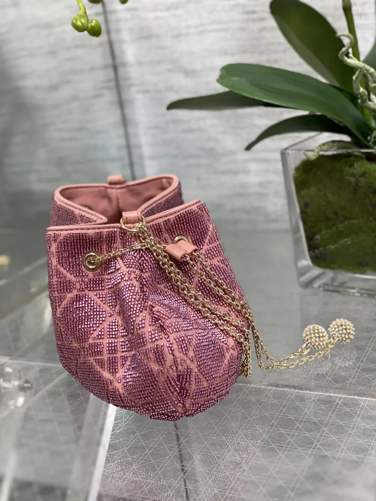 Dream's latest limited edition drawstring bag and bead tube bag, a must-have small bag for everyone 😍。 Charming, elegant, and full of grandeur 💃🏻， The crossbody handle is also full of feminine charm and classic fashion style. Don't miss the beautiful bag that comes with ins and many fashionable icons ❤️ Size: 26 * 14 * 11cm