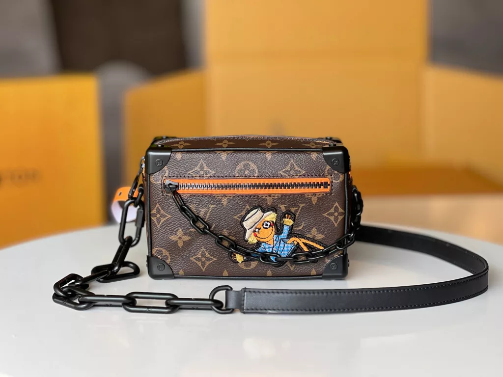 Featuring Monogram canvas and matte leather trim, this Mini Soft Trunk chain bag features Virgil Abloh's animated Zoooom with Friends for the Spring/Summer 2021 show. Top and front pocket zipper injected lively bright color. Size: 18.5 × 13 × 8 cm