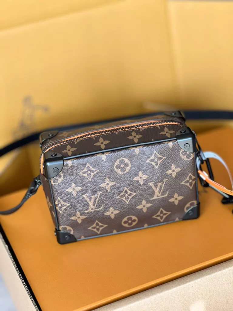 Featuring Monogram canvas and matte leather trim, this Mini Soft Trunk chain bag features Virgil Abloh's animated Zoooom with Friends for the Spring/Summer 2021 show. Top and front pocket zipper injected lively bright color. Size: 18.5 × 13 × 8 cm