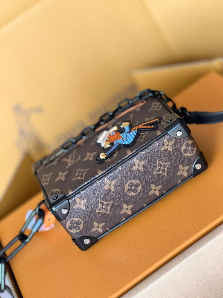 Featuring Monogram canvas and matte leather trim, this Mini Soft Trunk chain bag features Virgil Abloh's animated Zoooom with Friends for the Spring/Summer 2021 show. Top and front pocket zipper injected lively bright color. Size: 18.5 × 13 × 8 cm