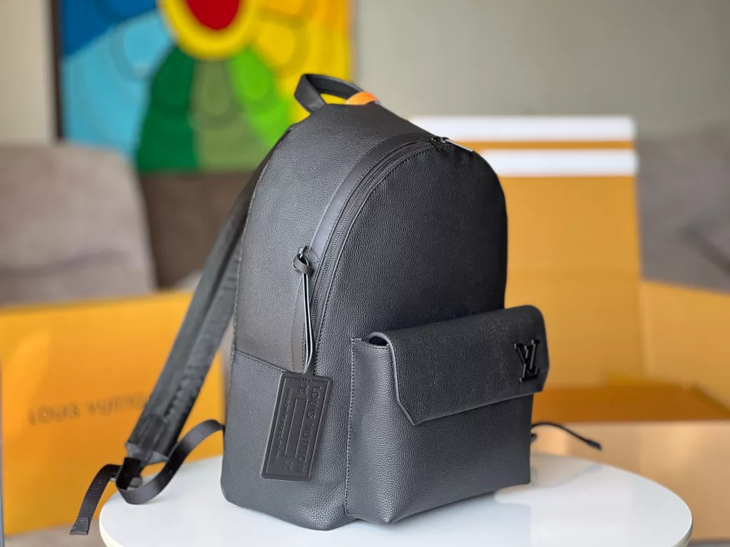 M57079 Black Aerogram Backpack with elegant temperament innovation trend choice. The fine calfskin is as soft as old aviation letterhead and adorned with a matte metal logo. The main compartment and clamshell front bag provide ample accompanying space for weekend getaways or city excursions. Dimensions: 43 x 30 x 14 cm