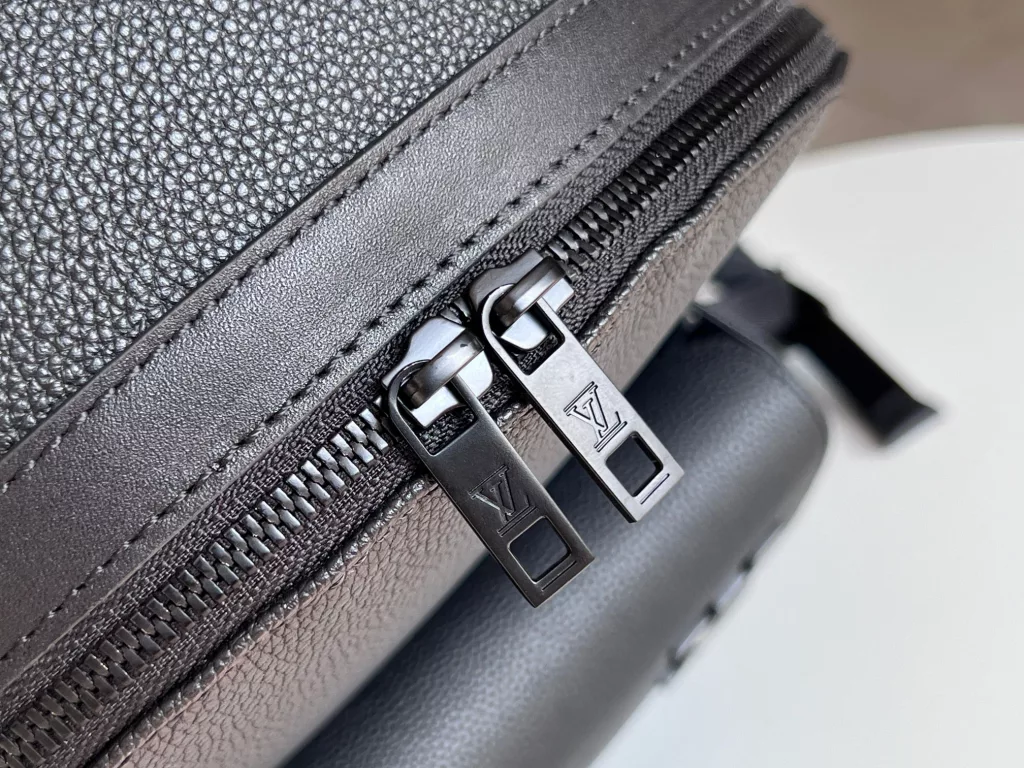 M57079 Black Aerogram Backpack with elegant temperament innovation trend choice. The fine calfskin is as soft as old aviation letterhead and adorned with a matte metal logo. The main compartment and clamshell front bag provide ample accompanying space for weekend getaways or city excursions. Dimensions: 43 x 30 x 14 cm