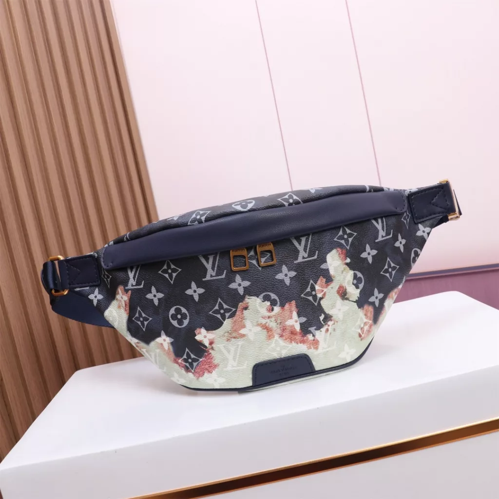 【DISCOVERY Waist Pack 】 m23905 Blue (Flame silk screen)This DiscoveryLy waist pack, from the Spring/Summer 2024 collection, takes inspiration from the avant-garde appeal of bleach Tannin, contrasting a deep Monogram canvas with a light pattern to trace the remnants of paper burning in a campfire. Elegant old metal pieces to add eye-catching effect.  Dimensions: 44 x 15 x 9 cm