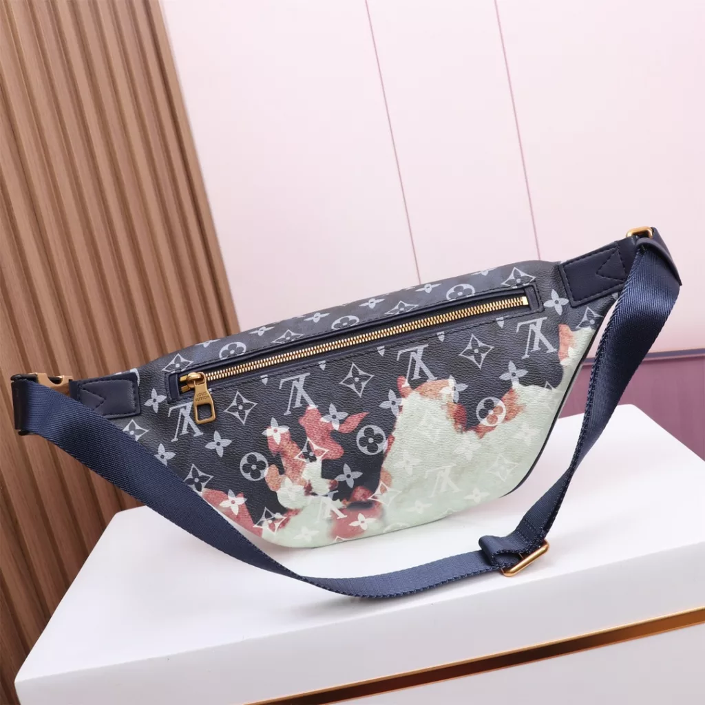 【DISCOVERY Waist Pack 】 m23905 Blue (Flame silk screen)This DiscoveryLy waist pack, from the Spring/Summer 2024 collection, takes inspiration from the avant-garde appeal of bleach Tannin, contrasting a deep Monogram canvas with a light pattern to trace the remnants of paper burning in a campfire. Elegant old metal pieces to add eye-catching effect.  Dimensions: 44 x 15 x 9 cm