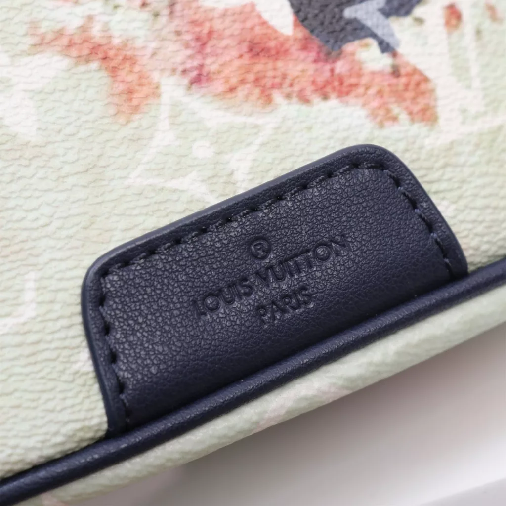 【DISCOVERY Waist Pack 】 m23905 Blue (Flame silk screen)This DiscoveryLy waist pack, from the Spring/Summer 2024 collection, takes inspiration from the avant-garde appeal of bleach Tannin, contrasting a deep Monogram canvas with a light pattern to trace the remnants of paper burning in a campfire. Elegant old metal pieces to add eye-catching effect.  Dimensions: 44 x 15 x 9 cm