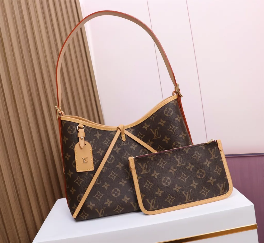 The M46203 CarryAll small bag features Monogram canvas and leather trim. The ample configuration features a neat lining, while the large inner bag adds functional elements. The Monogram canvas zipper clutch bag is secured with a leather strap. Dimensions: 29.0 x 24.0 x 12.0 cm