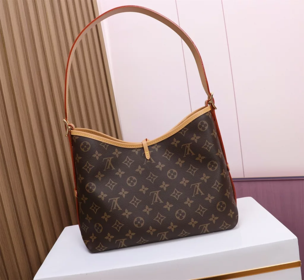 The M46203 CarryAll small bag features Monogram canvas and leather trim. The ample configuration features a neat lining, while the large inner bag adds functional elements. The Monogram canvas zipper clutch bag is secured with a leather strap. Dimensions: 29.0 x 24.0 x 12.0 cm