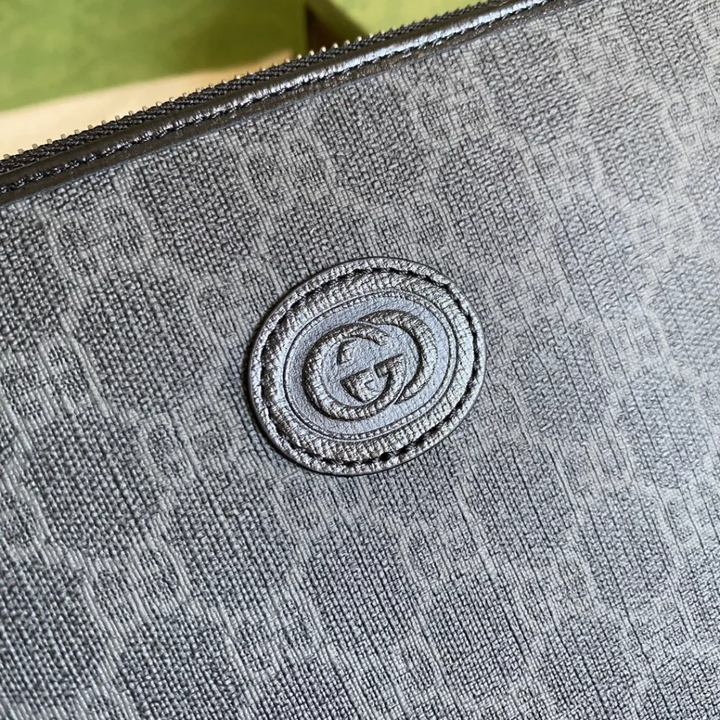 The new clutch is made of black GG Supreme canvas, with toned leather piping and interlocking double G signage, highlighting the charm of classic design. Black GG Supreme canvas, environmentally friendly material. Black leather piping. Viscose fiber lining. Oval interlocking double G leather label. Removable handle.Size: 30.5*21*1.5cmColor: Black /pvcModel: 672953