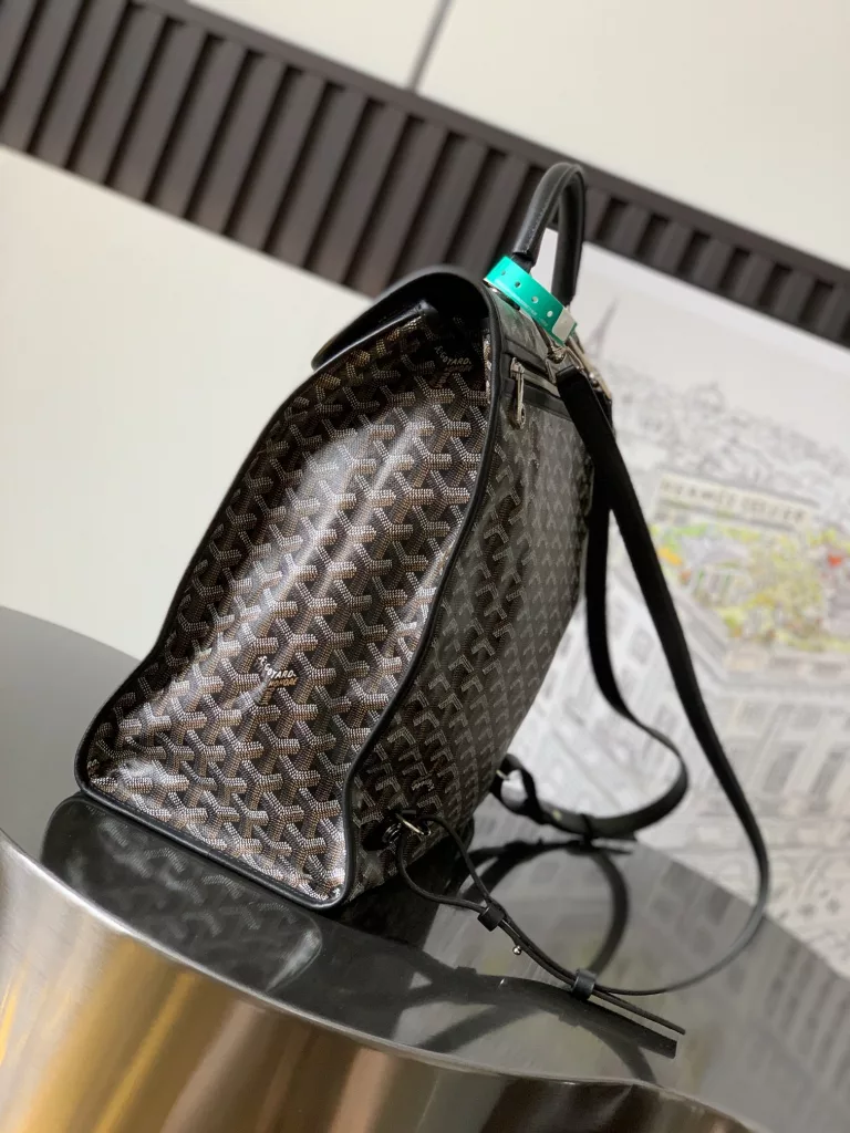 Goyard backpack size:37cm x15 cm x34cm