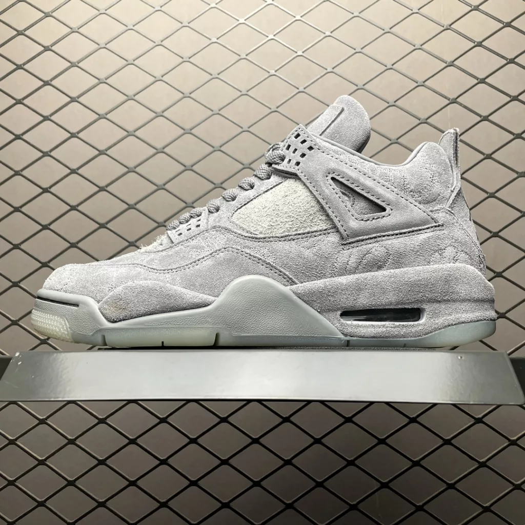 Kaws x Air Jordan 4       size:40-47.5