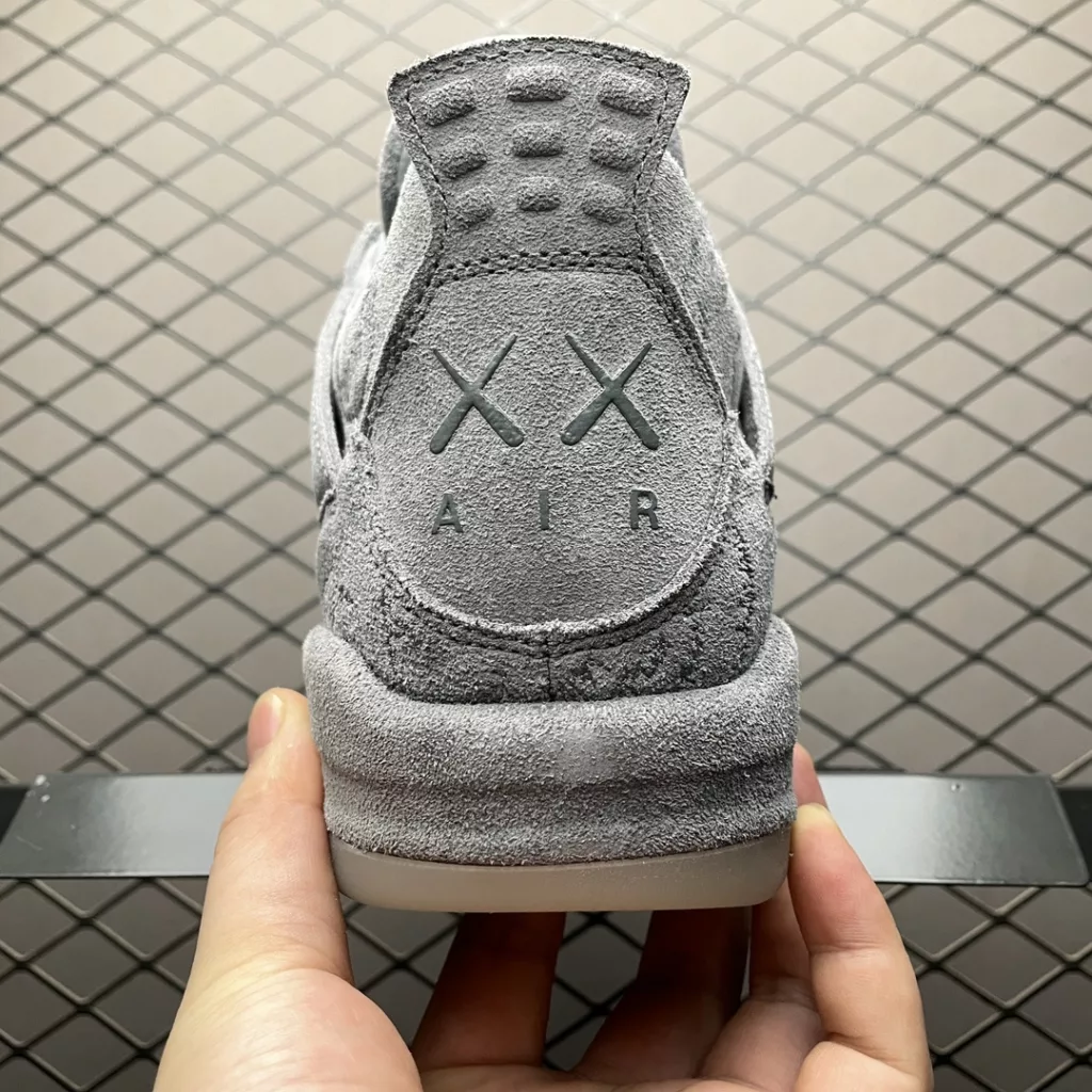 Kaws x Air Jordan 4       size:40-47.5