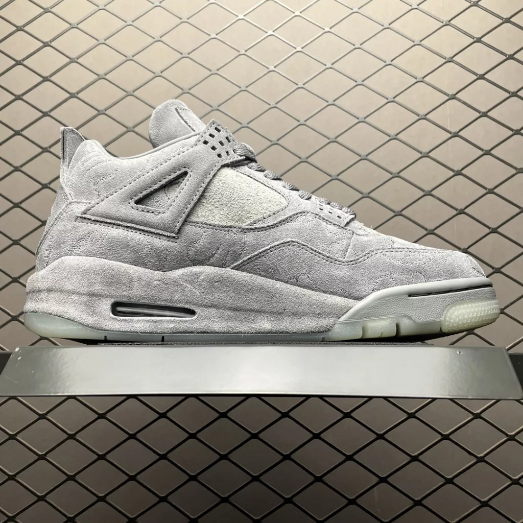 Kaws x Air Jordan 4       size:40-47.5