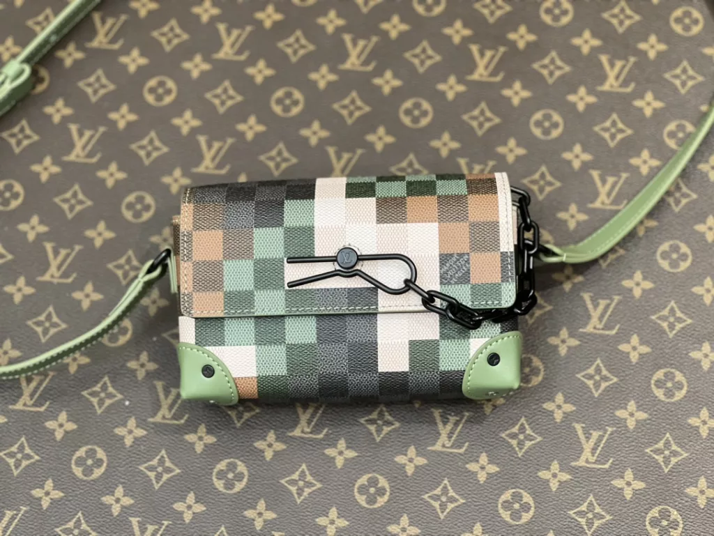 Louis Vuitton messenger Bag