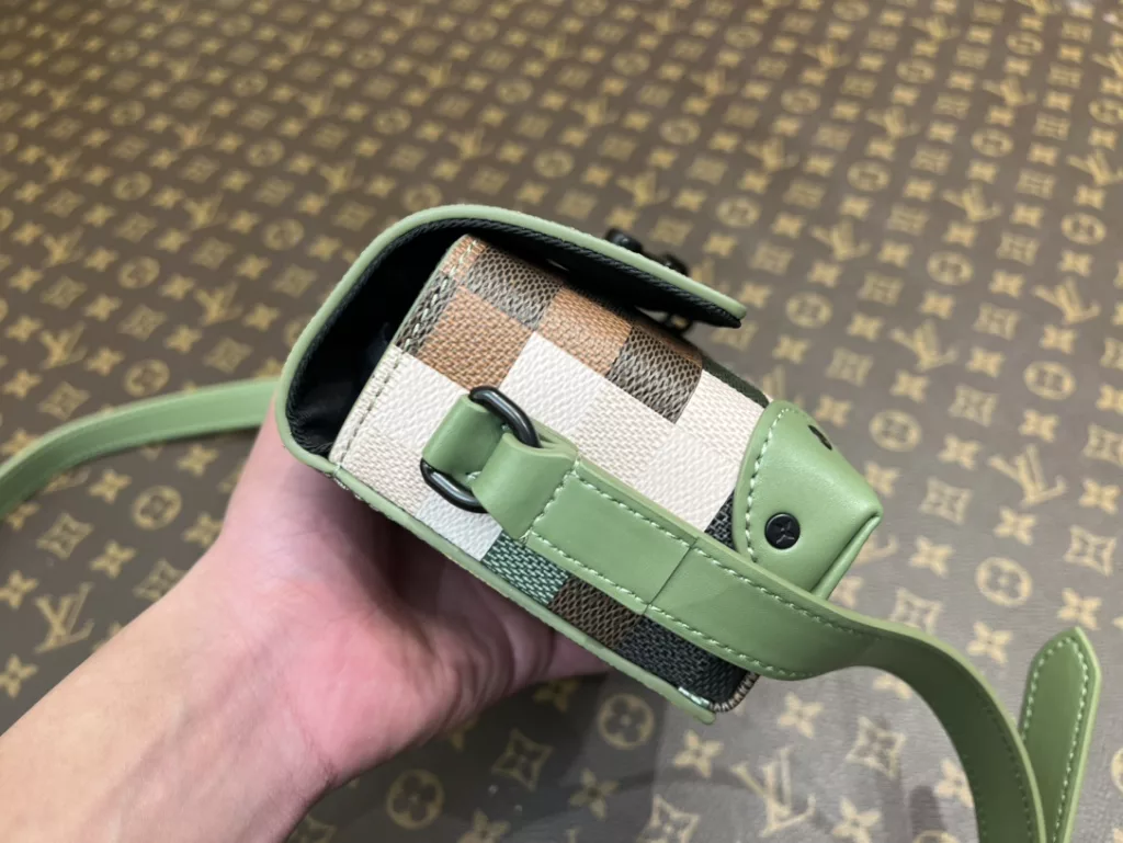 Louis Vuitton messenger Bag