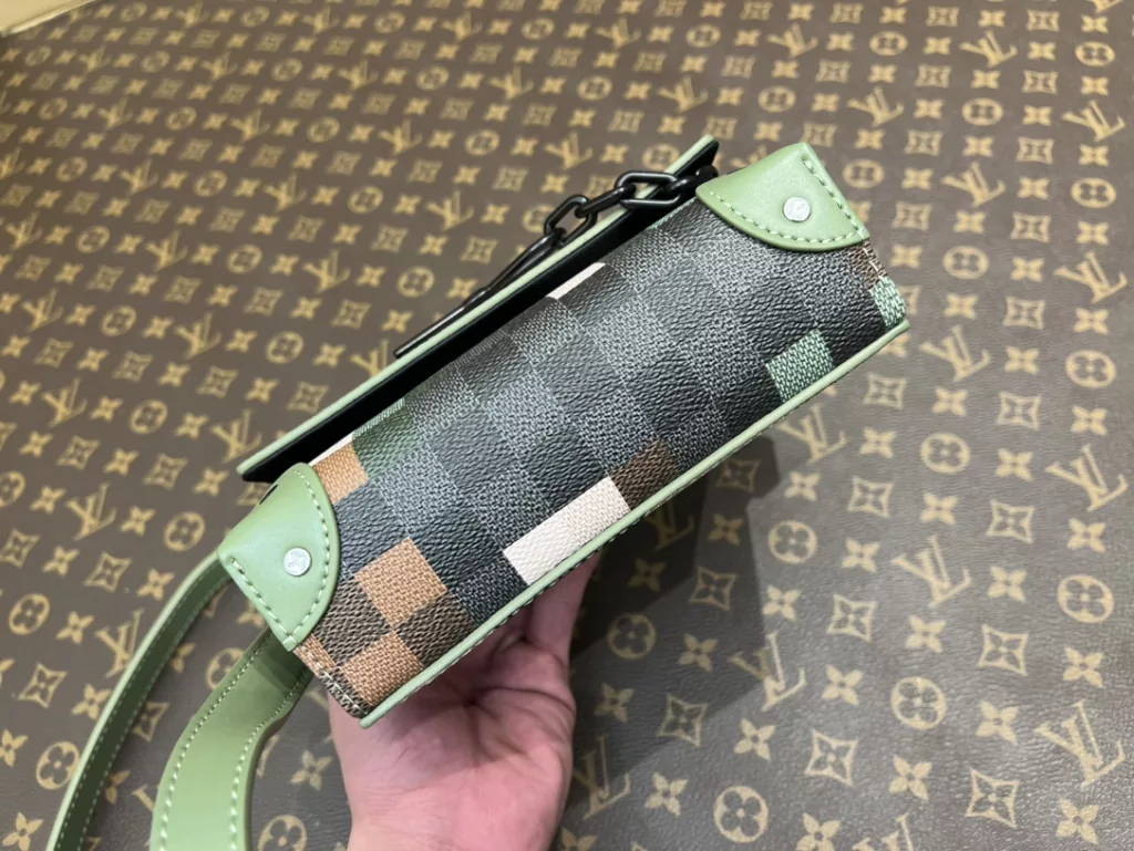 Louis Vuitton messenger Bag