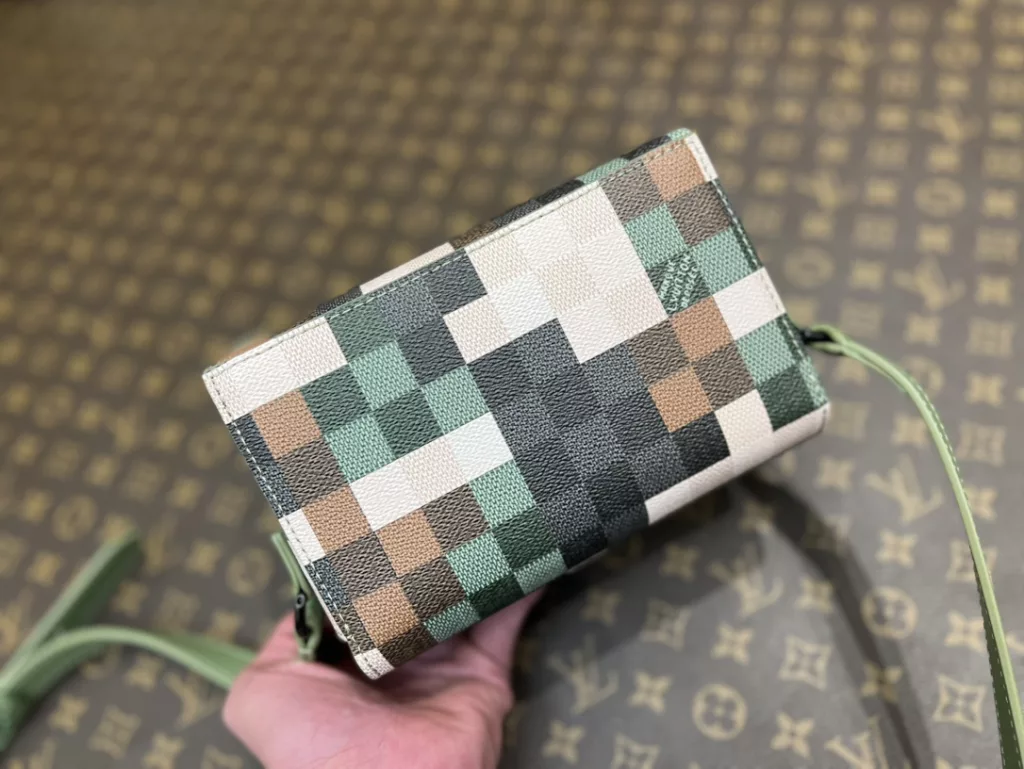 Louis Vuitton messenger Bag