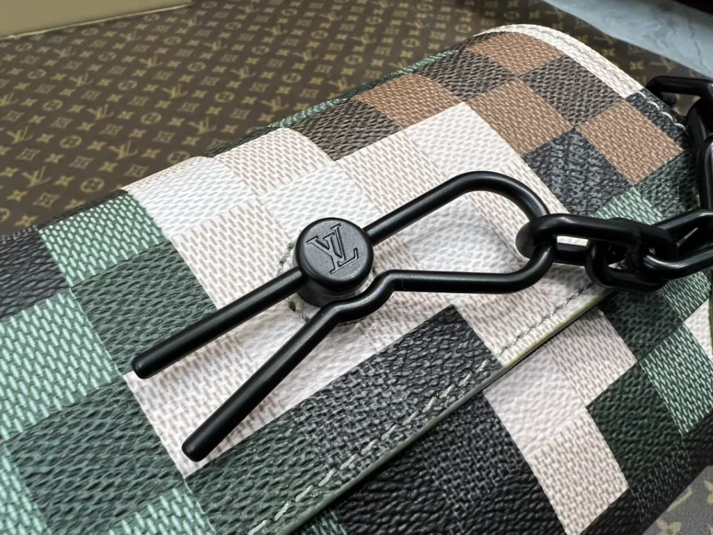 Louis Vuitton messenger Bag