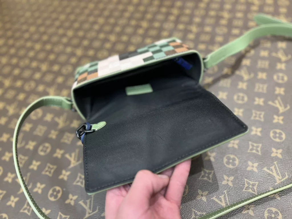 Louis Vuitton messenger Bag