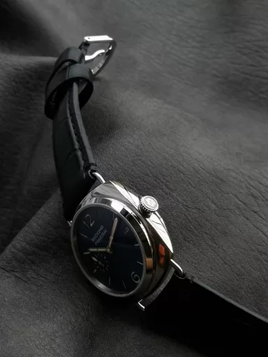 TTF Fresh Seafood Recommendation: Panerai Radell Series PAM01293 watch, stainless steel case with black Italian imported calfskin strap, sapphire crystal glass, blue dial with stick-shaped hour markers, luminous display. Equipped with P.900 automatic mechanical movement, size: 40 mm.