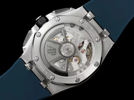 APP Audemars Piguet Royal Oak Offshore 26420 New Upgraded VersionThe new molded 43 mm case (market version 44 mm, which is the case of the old 26400) adopts a new design, more ergonomic case, and more refined case details. It has larger polished chamfers. The 43 mm wide case has been carefully modified to accommodate the new movement with a slightly larger diameter. The case contains a set of newly designed chronograph buttons.The dial is upgraded, the dial texture is CNC slow washing (non-hydraulic), the finished product texture is clear, and the iconic square is now connected to each other by a cross.The calendar is upgraded. After the modification of the movement, the original large calendar is realized. The date window is pushed to the edge of the dial, and the hands are also slightly modified.The new interchangeable strap function is equipped with a quick release system, which can easily change the wearing style. The rubber strap color is black, and there is also a leather strap available.In addition to the titanium version, the Royal Oak Offshore Chronograph 43 mm features a black ceramic bezel, creating a sharp contrast in material and color. The crown and pushers are also made of ceramic.