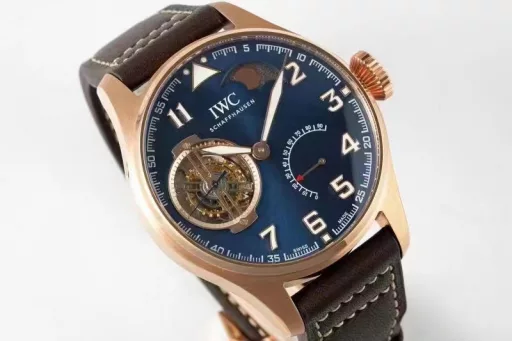 JB's new product, the latest masterpiece, IWC Little Prince Pilot Series IW590302 watch, constant-power tourbillon!!!1⃣️ Exclusively developed 94850 movement, with a power reserve of up to 80 hours, and three functions of the original are restored:(1): Constant-power tourbillon device.(2): Moon phase display at 1 o'clock.(3): Power reserve display.2⃣️ Case: Designed according to the original one-to-one depiction. Restore the original three-piece set: Whether it is the front and back of the case, the side of the case and the arc-shaped brushed polishing process are perfectly synchronized with the original. The diameter is 46.2mm and the thickness is 13.5mm.3⃣️ Mirror: Sapphire arched mirror.4⃣️ Hands: JB factory spared no expense, from design to mold opening, style, and inspection multiple times to achieve a three-dimensional hand that is consistent with the original.5⃣️Strap: Made of Italian black cowhide crocodile pattern strap, hand-stitched, with details in place, paired with IWC original folding clasp, the buckle surface has clear fonts, and restores authentic details.