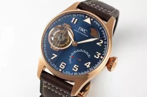 JB's new product, the latest masterpiece, IWC Little Prince Pilot Series IW590302 watch, constant-power tourbillon!!!1⃣️ Exclusively developed 94850 movement, with a power reserve of up to 80 hours, and three functions of the original are restored:(1): Constant-power tourbillon device.(2): Moon phase display at 1 o'clock.(3): Power reserve display.2⃣️ Case: Designed according to the original one-to-one depiction. Restore the original three-piece set: Whether it is the front and back of the case, the side of the case and the arc-shaped brushed polishing process are perfectly synchronized with the original. The diameter is 46.2mm and the thickness is 13.5mm.3⃣️ Mirror: Sapphire arched mirror.4⃣️ Hands: JB factory spared no expense, from design to mold opening, style, and inspection multiple times to achieve a three-dimensional hand that is consistent with the original.5⃣️Strap: Made of Italian black cowhide crocodile pattern strap, hand-stitched, with details in place, paired with IWC original folding clasp, the buckle surface has clear fonts, and restores authentic details.