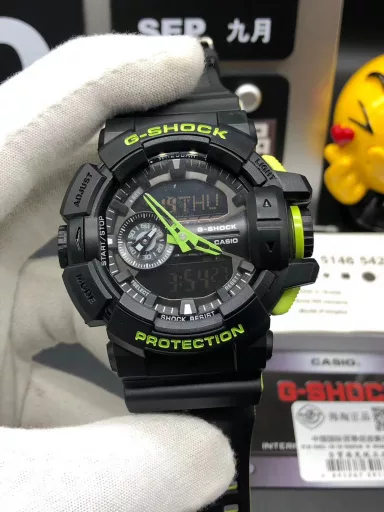 GA-400 hand-raise light Casio G-SHOCK--classic shockproof dial design👍In stock and shipped in seconds, 45-degree automatic hand-raise light function with strong visual impact🙈LCD liquid crystal display💡Stopwatch speed function accurate to 1/1000 second⌛Shockproof📣Anti-magnetic💥200 meters waterproof🏊48 city time📲Countdown⏳Alarm clock⏰Fully automatic calendar and other powerful functions📆