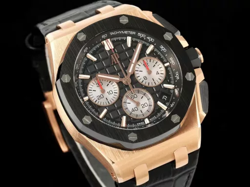 APP Audemars Piguet Royal Oak Offshore 26420 New Upgraded VersionThe new molded 43 mm case (market version 44 mm, which is the case of the old 26400) adopts a new design, a more ergonomic case, and more refined case details. It has larger polished chamfers. The 43 mm wide case has been carefully modified to accommodate the new movement with a slightly larger diameter. The case contains a set of newly designed chronograph buttons.The dial has been upgraded, the dial texture is CNC slow-washed (non-hydraulic), the finished product has clear texture, and the iconic square is now connected to each other by a cross.The calendar has been upgraded. After the movement has been modified, the original large calendar has been realized. The date window has been pushed to the edge of the dial, and the hands have also been slightly modified.The new interchangeable strap function, equipped with a quick release system, can easily change the wearing style. The rubber strap color is black, and leather straps are also available.In addition to the titanium version, the Royal Oak Offshore Chronograph 43 mm features a black ceramic bezel, creating a sharp contrast in material and color. The crown and pushers are also made of ceramic.