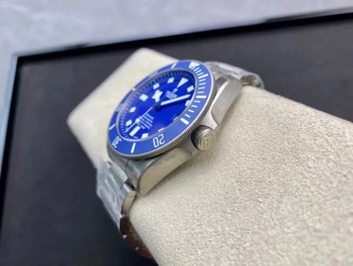 XF pays tribute to the classic legend - Tudor Tudor Submariner Blue Tomahawk (limited to 200 pieces), with the 