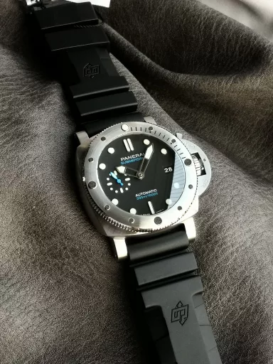 VS Limited Edition Recommendation: Panerai Submersible Series PAM01229 watch, stainless steel case with black rubber strap, frosted stainless steel unidirectional rotating bezel with scale markings, black dial, luminous numbers and hour markers, equipped with P.900 automatic mechanical movement, size: 44 mm