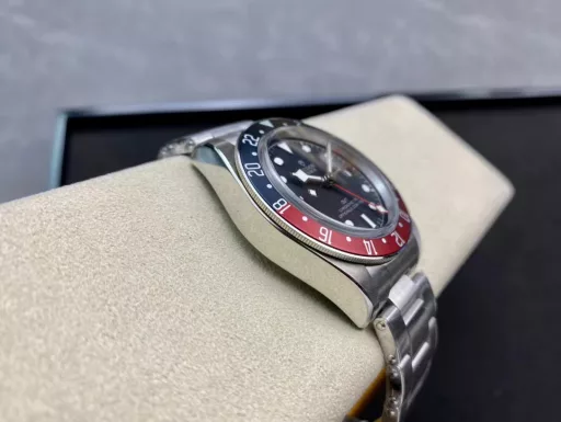 ZF's hottest wristwatch of the year [Red and blue classic, retro style] ZF shockingly launched the Tudor Biwan series Greenwich watch. The traditional design combines the Greenwich 