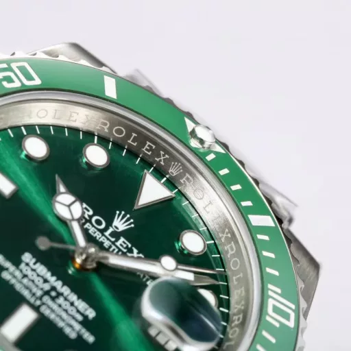 The top version of C factory, Rolex ROLEX 🎮 Submariner version of Submariner is coming! ! ! Especially the bezel of the green Submariner 116610LV is full of sincerity. The entire ceramic bezel has been reborn. It is fired according to a new formula and temperature. The color is no different from the original one under the naked eye, which completely crushes all versions on the market. Due to cost reasons, the price will also be much higher than the black Submariner 116610LN. In addition, the two exclusive technologies of [Sapphire Luminous Stone] and [One-button Buckle] are realized. Clone the original Cal.3135 integrated movement, blue hairspring, imported KIF shock absorber (not fake triangle shock absorber)! 🎮Upgrade focus: 1⃣️ [Real green bezel] Comprehensive analysis of the composition of the original Cerachrom green ceramic outer bezel, the technology of nano-alloy coloring and agent ceramic coloring wrapped with silicon dioxide, and finally determined to be fired between 1100 and 1250 degrees Celsius through attempts at different temperatures. CLEAN factory's many years of experience in manufacturing and the hard work of many engineers finally presented everyone with a hall-level green bezel. It is difficult for professionals to distinguish the authenticity with the naked eye, which completely crushes all the current versions on the market. 2⃣️【Sapphire Luminous Stone】Exclusive technology, a sapphire mirror is installed on the outer layer of the luminous stone. It is difficult to install a mirror within a diameter of only 3mm. Through high-precision advanced equipment, it was successfully completed, achieving the same scratch-resistant night pearl as the original. Once again, it proved the strength of CLEAN factory. 3⃣️【Outer ring scale does not turn black】The scale on the bezel adopts physical vapor deposition technology, and platinum powder is coated on the font at high temperature, making the font color durable, and it will not fade or turn black after encountering water or oil. 4⃣️【One-click buckle】The outer safety buckle of the buckle is the same as the original. As long as you hold the inner side of the buckle with your finger and press the buckle body with another finger, the outer safety buckle can automatically pop open. It is also an exclusive technology in the entire market. 5⃣️【Inner buckle bezel】The ceramic piece and the bezel base are combined in an inner buckle manner, rather than being glued together with double-sided tape from small factories or low-versions. 6⃣️【Text texture upgrade】The luminous stone of the round nails on the text scale is full but not overflowing, and the sand is more delicate than before! 7⃣️【Accessories are universal and original】All accessories are scanned by CNC imported from Germany, and all accessories are interchangeable with the original accessories on a one-to-one basis, including the case, bezel, bottom cover, inner cover, ears, strap, and buckle. 8⃣️【Imported 904L steel】The case and strap are made of imported high-content 904L stainless steel, not a few manufacturers who use 316 and label it to impersonate, truly achieving high hardness, high density, corrosion resistance and scratch resistance. ⚠️Please look for the exclusive quality 🎮Sanjie exquisitely recommends men's mechanical watches SJ carefully creates ultra-realistic real-life pictures for you