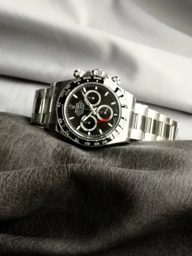 VS Limited Edition Hot Recommendation: Rolex Cosmograph Daytona Series M126500LN-0002 Watch, Oystersteel, Oystersteel, polished middle links; frosted outer links, polished edges. Oyster, three-grid solid links, folding clasp; Oyster insurance discount with 5mm easy-adjust link extension system, one-piece black Cerachrom ceramic bezel continuous casting tachymeter, screw-in, triple buckle lock triple waterproof system. Black lacquer, 18K white gold hour markers, easy-to-read Chromalight luminous (long-lasting blue light); 18K white gold hands, black lacquer marking hour and minute hands, easy-to-read Chromalight luminous (long-lasting blue light), except for the central second hand and chronograph hands. Equipped with CAL.4131 automatic mechanical chronograph, size: 40 mm