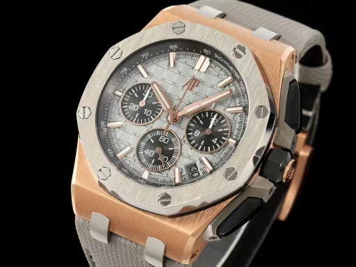 APP Audemars Piguet Royal Oak Offshore 26420 New Upgraded VersionThe new molded 43 mm case (market version 44 mm, which is the case of the old 26400) adopts a new design, more ergonomic case, and more refined case details. It has larger polished chamfers. The 43 mm wide case has been carefully modified to accommodate the new movement with a slightly larger diameter. The case contains a set of newly designed chronograph buttons.The dial is upgraded, the dial texture is CNC slow washing (non-hydraulic), the finished product texture is clear, and the iconic square is now connected to each other by a cross.The calendar is upgraded. After the modification of the movement, the original large calendar is realized. The date window is pushed to the edge of the dial, and the hands are also slightly modified.The new interchangeable strap function is equipped with a quick release system, which can easily change the wearing style. The rubber strap color is black, and there is also a leather strap available.In addition to the titanium version, the Royal Oak Offshore Chronograph 43 mm features a black ceramic bezel, creating a sharp contrast in material and color. The crown and pushers are also made of ceramic.