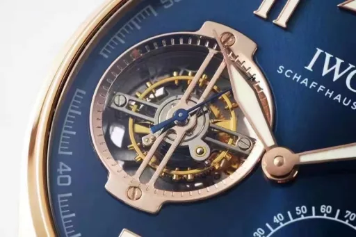 JB's new product, the latest masterpiece, IWC Little Prince Pilot Series IW590302 watch, constant-power tourbillon!!!1⃣️ Exclusively developed 94850 movement, with a power reserve of up to 80 hours, and three functions of the original are restored:(1): Constant-power tourbillon device.(2): Moon phase display at 1 o'clock.(3): Power reserve display.2⃣️ Case: Designed according to the original one-to-one depiction. Restore the original three-piece set: Whether it is the front and back of the case, the side of the case and the arc-shaped brushed polishing process are perfectly synchronized with the original. The diameter is 46.2mm and the thickness is 13.5mm.3⃣️ Mirror: Sapphire arched mirror.4⃣️ Hands: JB factory spared no expense, from design to mold opening, style, and inspection multiple times to achieve a three-dimensional hand that is consistent with the original.5⃣️Strap: Made of Italian black cowhide crocodile pattern strap, hand-stitched, with details in place, paired with IWC original folding clasp, the buckle surface has clear fonts, and restores authentic details.