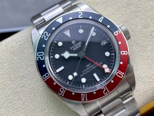 ZF's hottest wristwatch of the year [Red and blue classic, retro style] ZF shockingly launched the Tudor Biwan series Greenwich watch. The traditional design combines the Greenwich 