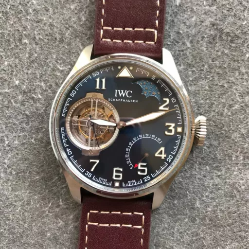 BBR's new product, the latest masterpiece, IWC Little Prince Pilot Series IW590302 watch, constant-power tourbillon!!!1⃣️ Exclusively developed 94850 movement, with a power reserve of up to 80 hours, and three functions restored to the original:(1): Constant-power tourbillon device.(2): Moon phase display at 1 o'clock.(3): Power reserve display.2⃣️ Case: Designed according to the original one-to-one depiction. Restore the original three-piece set: Whether it is the front and back of the case, the side of the case and the arc-shaped brushed polishing process are perfectly synchronized with the original. The diameter is 46mm and the thickness is 13.5mm.3⃣️ Mirror: Sapphire arched mirror.4⃣️ Hands: BBR factory spared no expense, from design to mold opening, style, and inspection multiple times to achieve a three-dimensional hand that is consistent with the original.5⃣️Strap: Made of Italian black cowhide crocodile pattern strap, hand-stitched, with details in place, paired with IWC original folding clasp, the buckle surface has clear fonts, and restores authentic details.