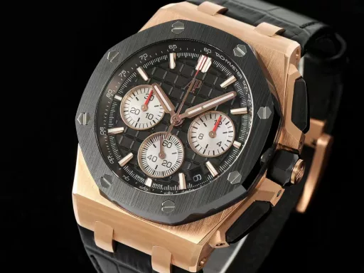 APP Audemars Piguet Royal Oak Offshore 26420 New Upgraded VersionThe new molded 43 mm case (market version 44 mm, which is the case of the old 26400) adopts a new design, a more ergonomic case, and more refined case details. It has larger polished chamfers. The 43 mm wide case has been carefully modified to accommodate the new movement with a slightly larger diameter. The case contains a set of newly designed chronograph buttons.The dial has been upgraded, the dial texture is CNC slow-washed (non-hydraulic), the finished product has clear texture, and the iconic square is now connected to each other by a cross.The calendar has been upgraded. After the movement has been modified, the original large calendar has been realized. The date window has been pushed to the edge of the dial, and the hands have also been slightly modified.The new interchangeable strap function, equipped with a quick release system, can easily change the wearing style. The rubber strap color is black, and leather straps are also available.In addition to the titanium version, the Royal Oak Offshore Chronograph 43 mm features a black ceramic bezel, creating a sharp contrast in material and color. The crown and pushers are also made of ceramic.